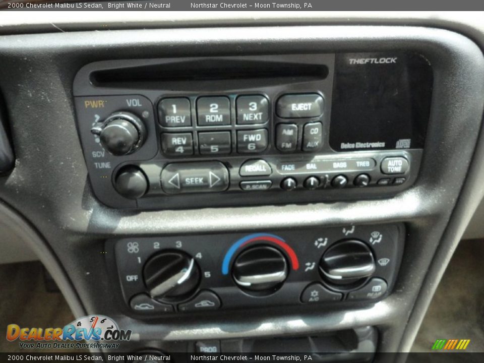 Controls of 2000 Chevrolet Malibu LS Sedan Photo #13
