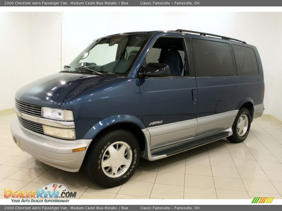 Front 3/4 View of 2000 Chevrolet Astro Passenger Van Photo #3