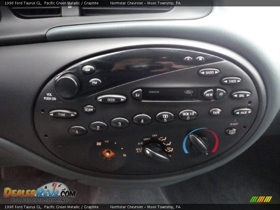1996 Ford Taurus GL Pacific Green Metallic / Graphite Photo #13