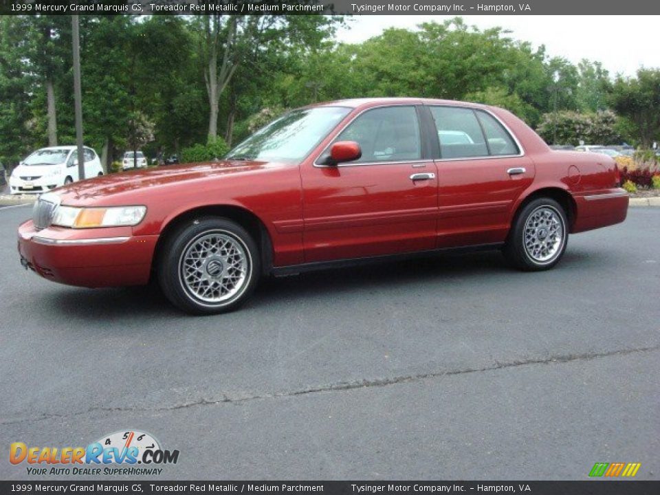 Front 3/4 View of 1999 Mercury Grand Marquis GS Photo #2