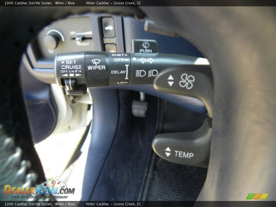 Controls of 1996 Cadillac DeVille Sedan Photo #21