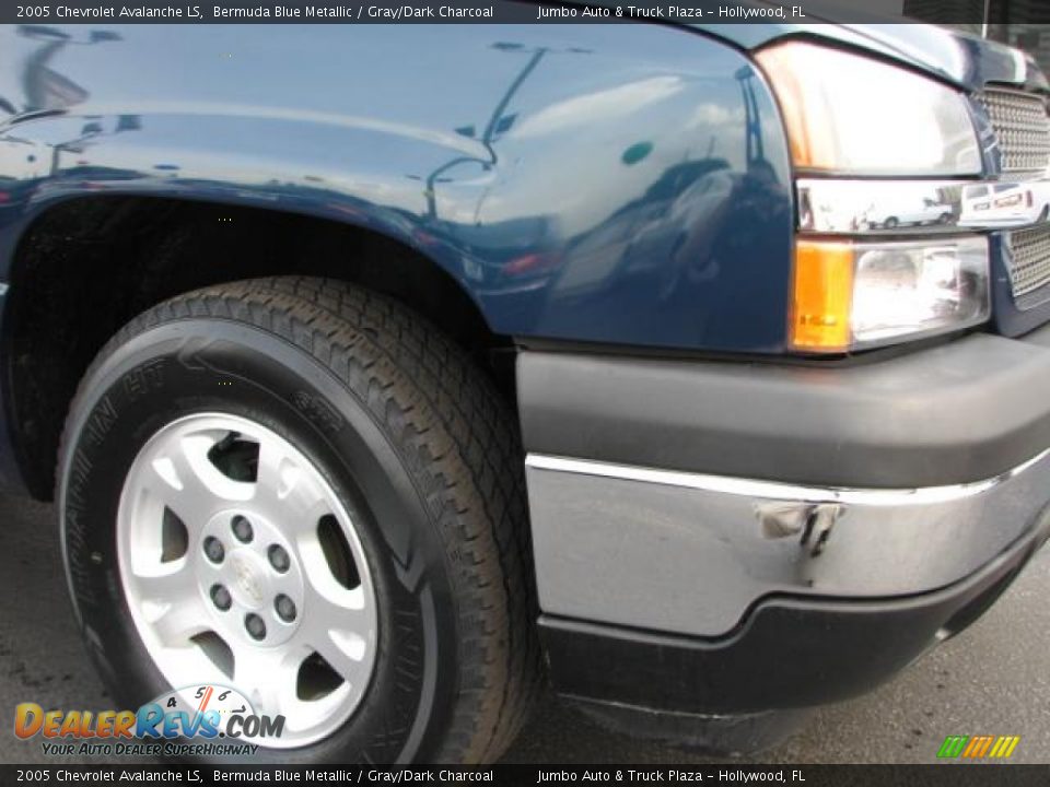 2005 Chevrolet Avalanche LS Bermuda Blue Metallic / Gray/Dark Charcoal Photo #2