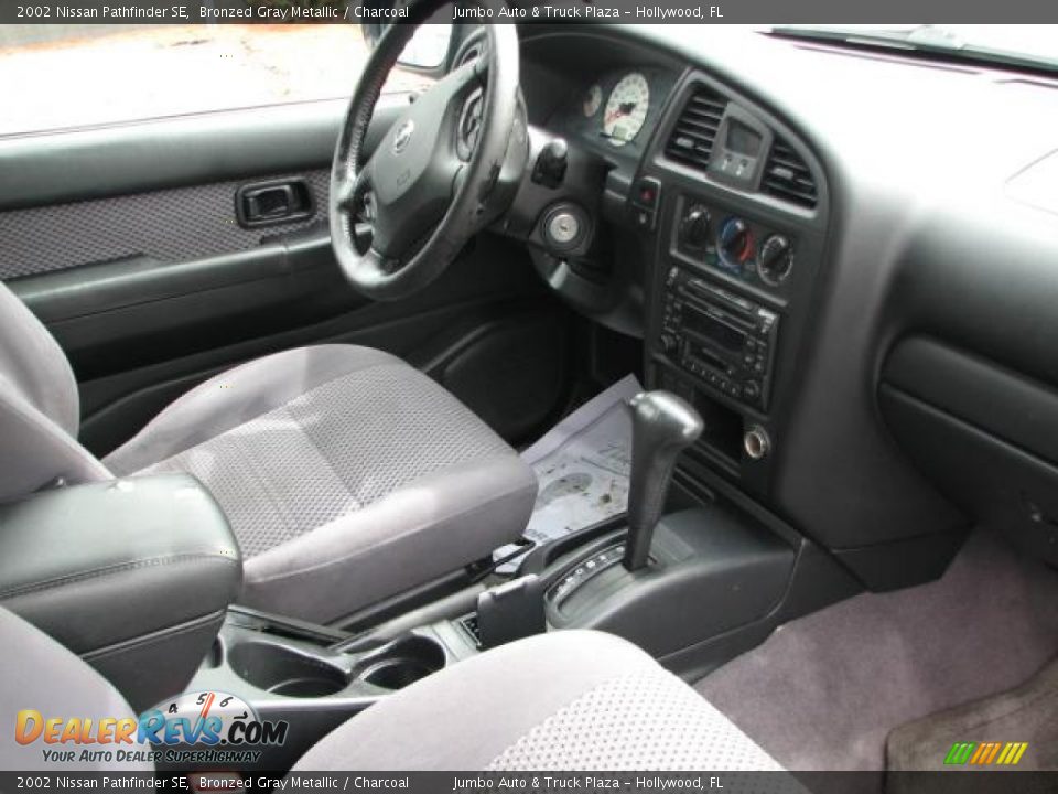 Charcoal Interior - 2002 Nissan Pathfinder SE Photo #11