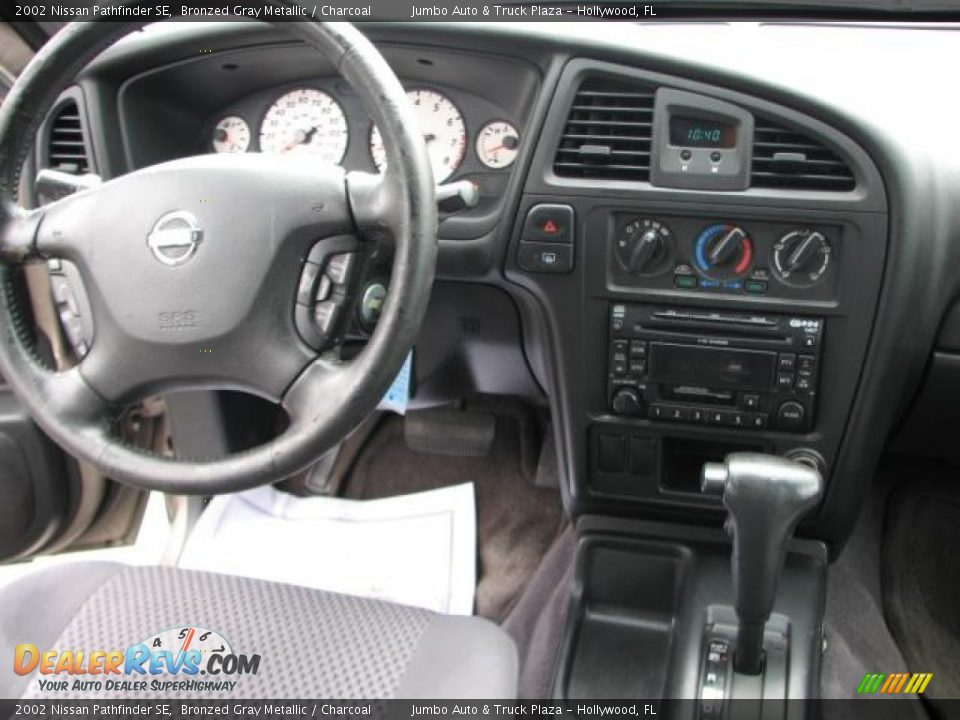 Controls of 2002 Nissan Pathfinder SE Photo #15