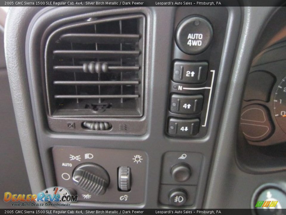 Controls of 2005 GMC Sierra 1500 SLE Regular Cab 4x4 Photo #19