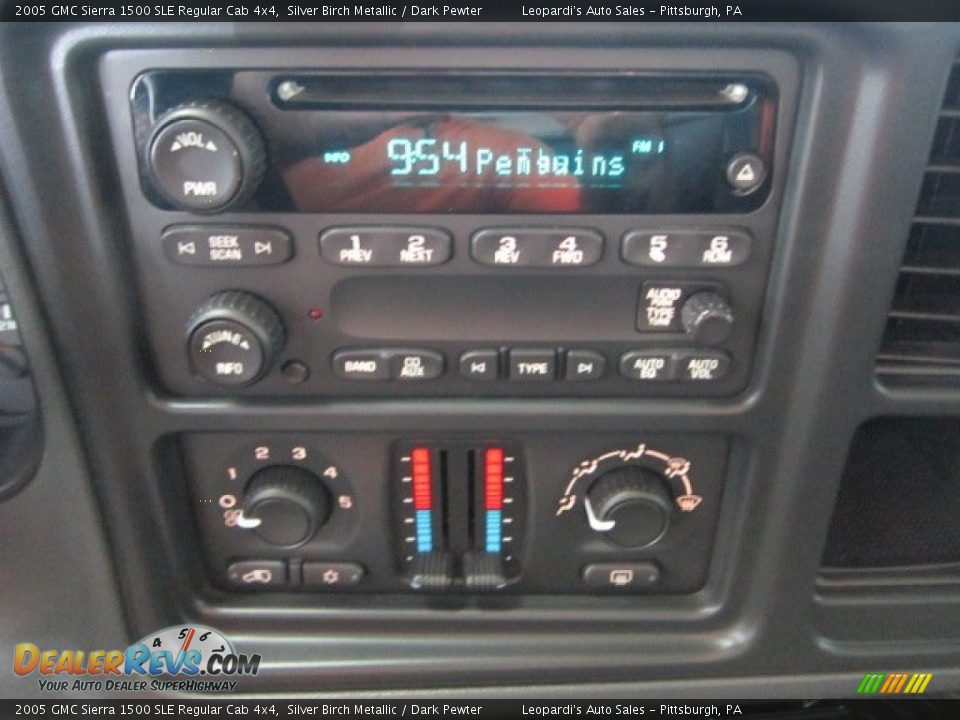 Controls of 2005 GMC Sierra 1500 SLE Regular Cab 4x4 Photo #26