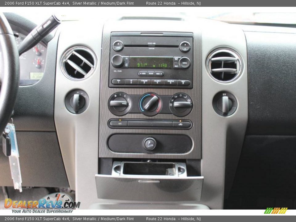 2006 Ford F150 XLT SuperCab 4x4 Silver Metallic / Medium/Dark Flint Photo #13