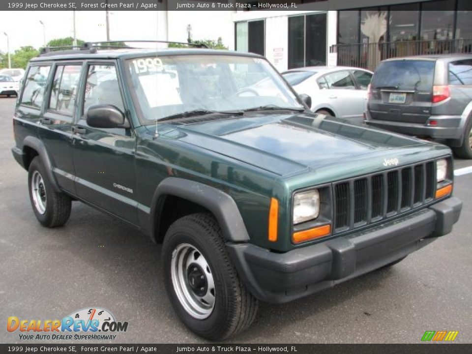 Front 3/4 View of 1999 Jeep Cherokee SE Photo #1