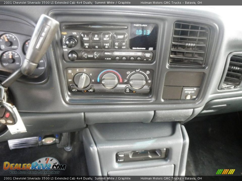 Controls of 2001 Chevrolet Silverado 3500 LS Extended Cab 4x4 Dually Photo #6