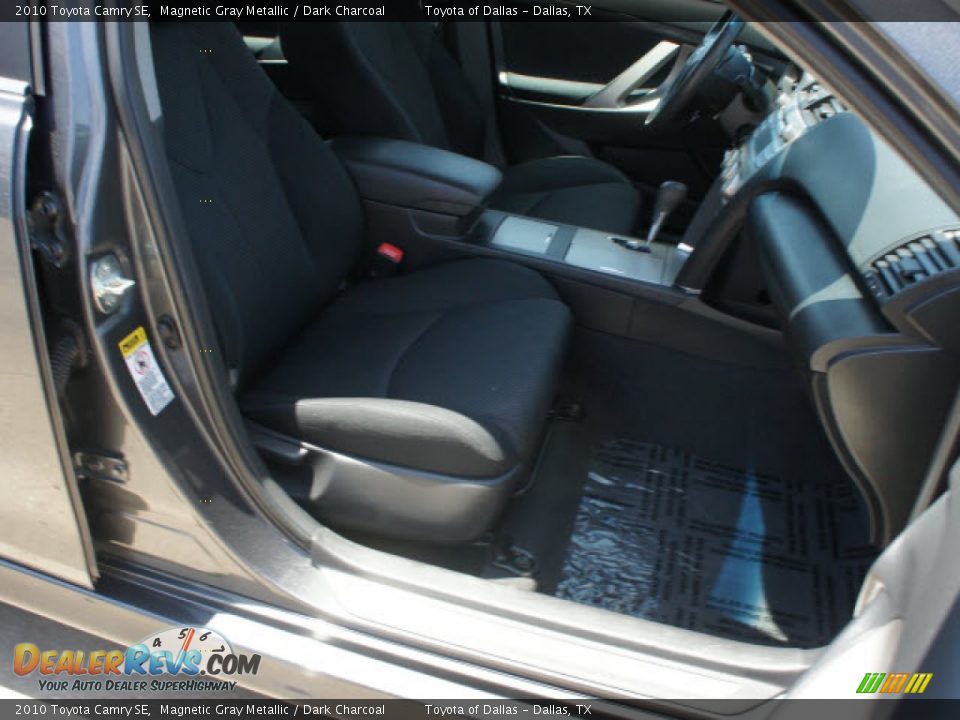 2010 Toyota Camry SE Magnetic Gray Metallic / Dark Charcoal Photo #17