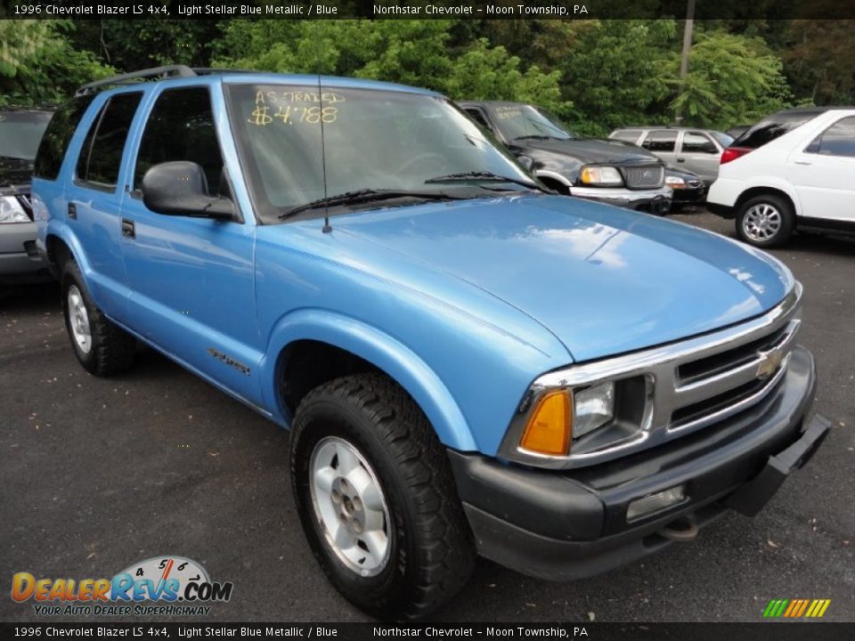 Front 3/4 View of 1996 Chevrolet Blazer LS 4x4 Photo #1