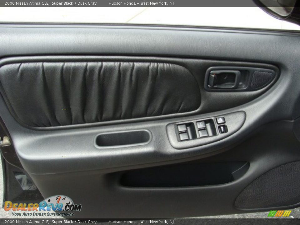 Door Panel of 2000 Nissan Altima GLE Photo #6