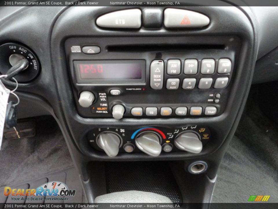 Controls of 2001 Pontiac Grand Am SE Coupe Photo #12