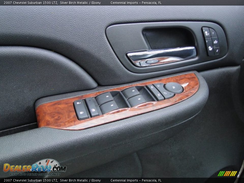 Controls of 2007 Chevrolet Suburban 1500 LTZ Photo #17