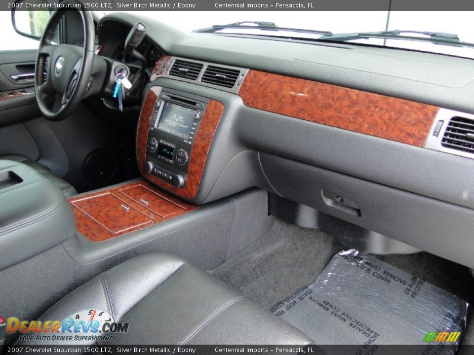 Dashboard of 2007 Chevrolet Suburban 1500 LTZ Photo #28