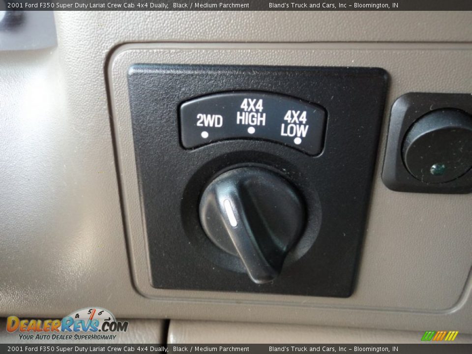 Controls of 2001 Ford F350 Super Duty Lariat Crew Cab 4x4 Dually Photo #8