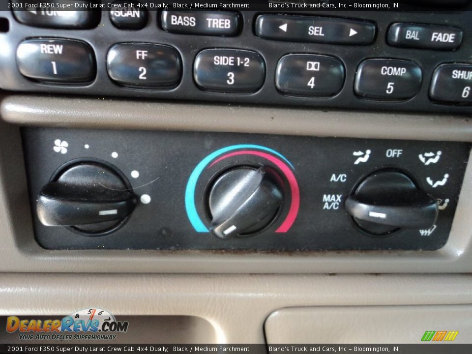 Controls of 2001 Ford F350 Super Duty Lariat Crew Cab 4x4 Dually Photo #10