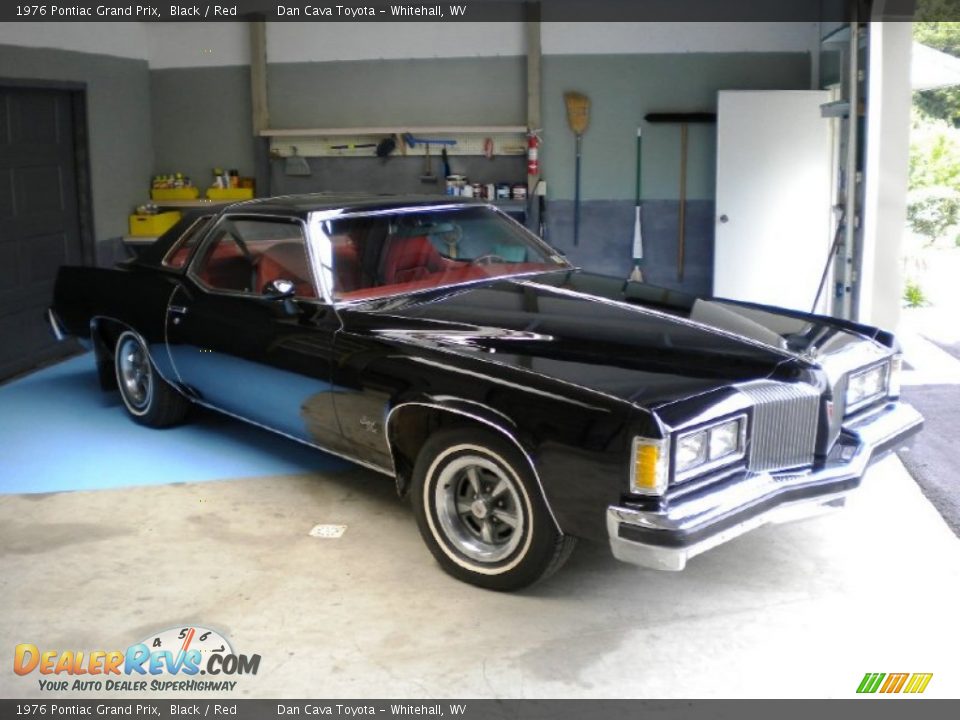 Front 3/4 View of 1976 Pontiac Grand Prix  Photo #1