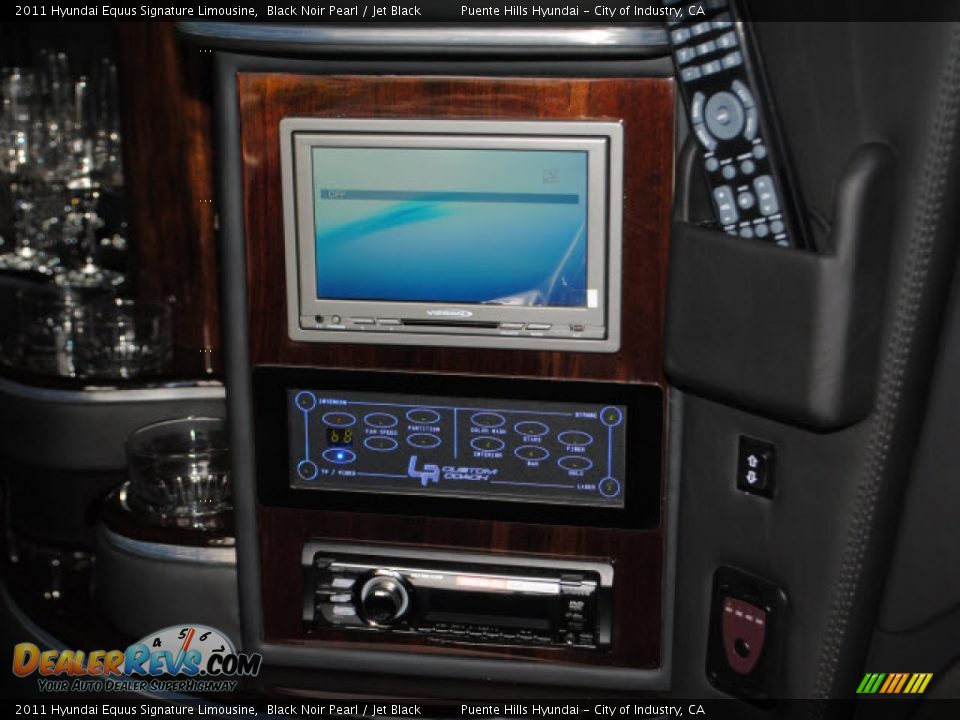 Controls of 2011 Hyundai Equus Signature Limousine Photo #18