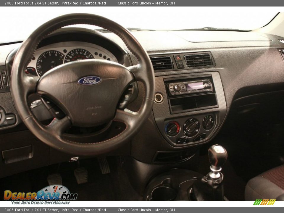 Dashboard of 2005 Ford Focus ZX4 ST Sedan Photo #10