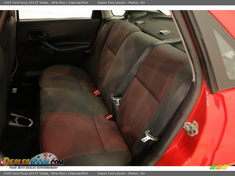 Charcoal/Red Interior - 2005 Ford Focus ZX4 ST Sedan Photo #17