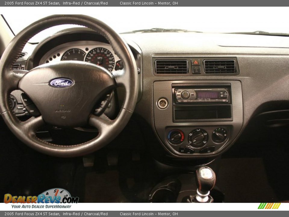 Dashboard of 2005 Ford Focus ZX4 ST Sedan Photo #18