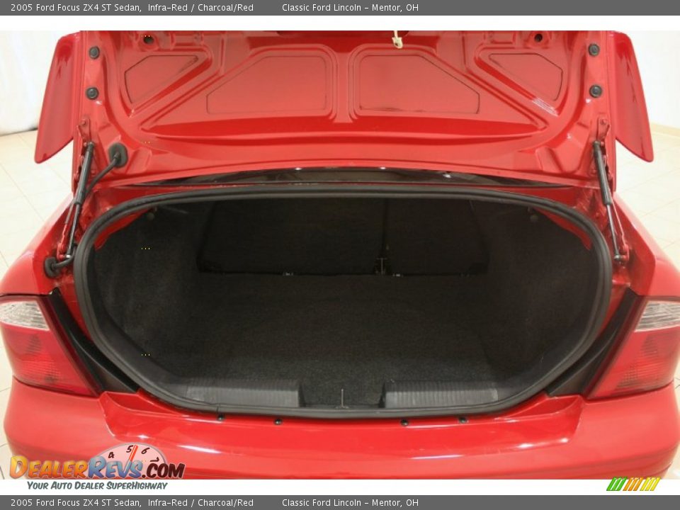 2005 Ford Focus ZX4 ST Sedan Trunk Photo #20