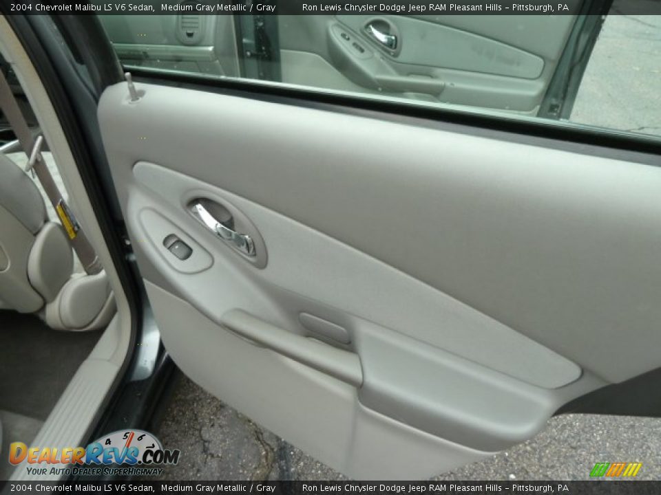 2004 Chevrolet Malibu LS V6 Sedan Medium Gray Metallic / Gray Photo #17