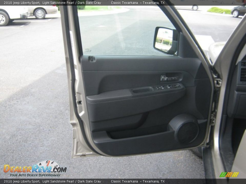 2010 Jeep Liberty Sport Light Sandstone Pearl / Dark Slate Gray Photo #15
