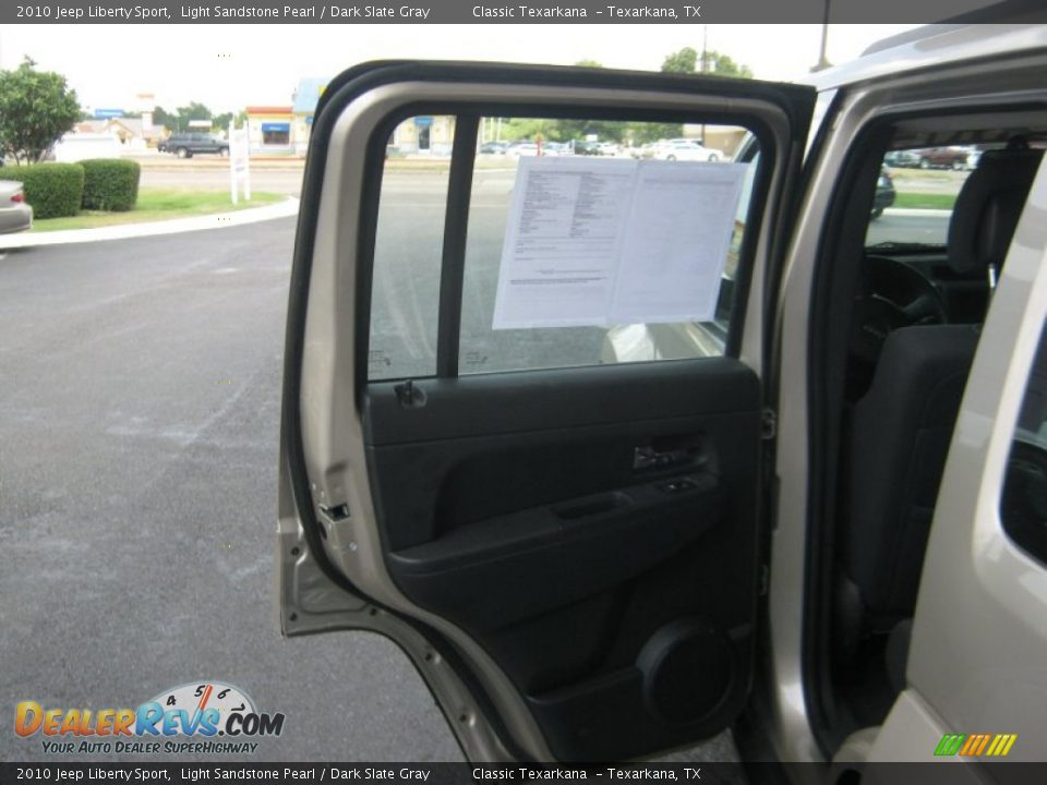2010 Jeep Liberty Sport Light Sandstone Pearl / Dark Slate Gray Photo #17