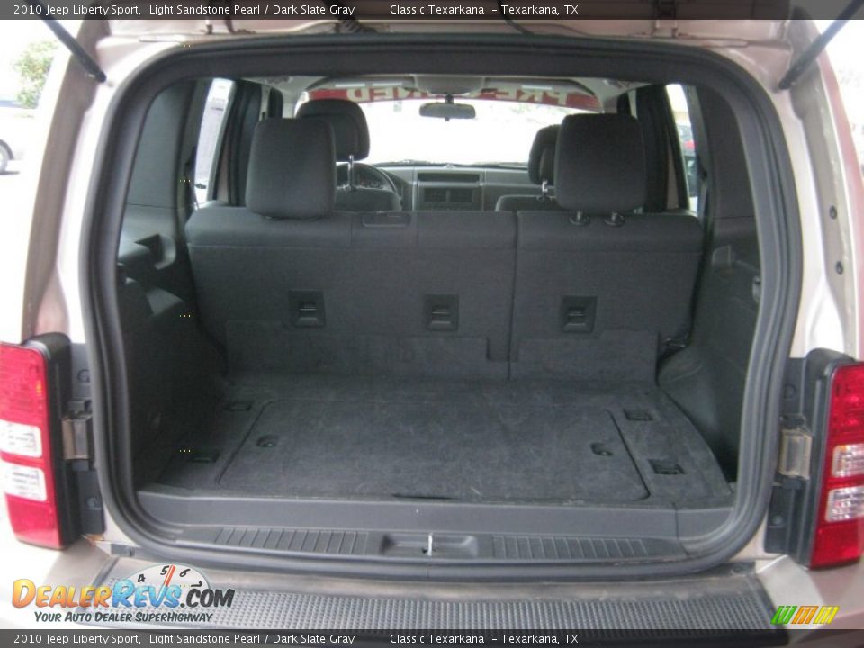 2010 Jeep Liberty Sport Light Sandstone Pearl / Dark Slate Gray Photo #19