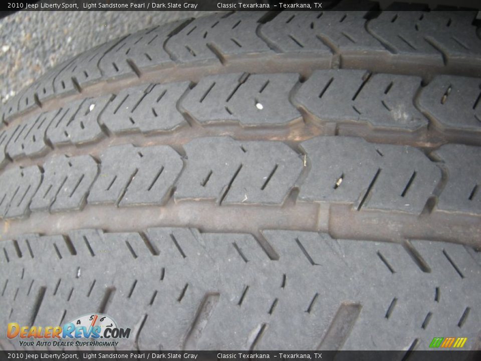2010 Jeep Liberty Sport Light Sandstone Pearl / Dark Slate Gray Photo #21