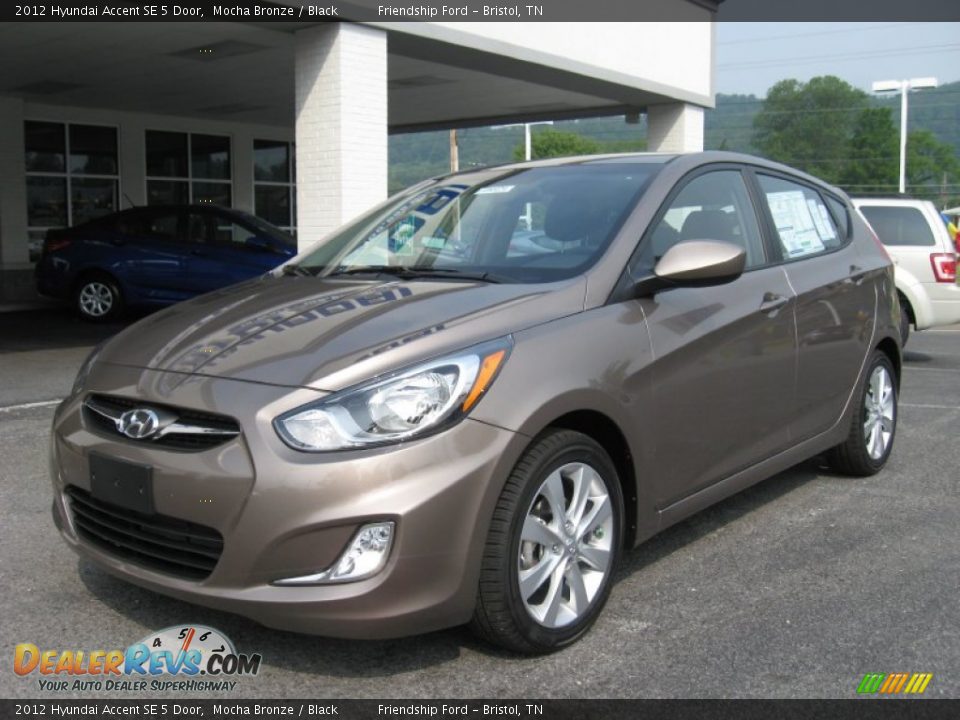 Front 3/4 View of 2012 Hyundai Accent SE 5 Door Photo #2