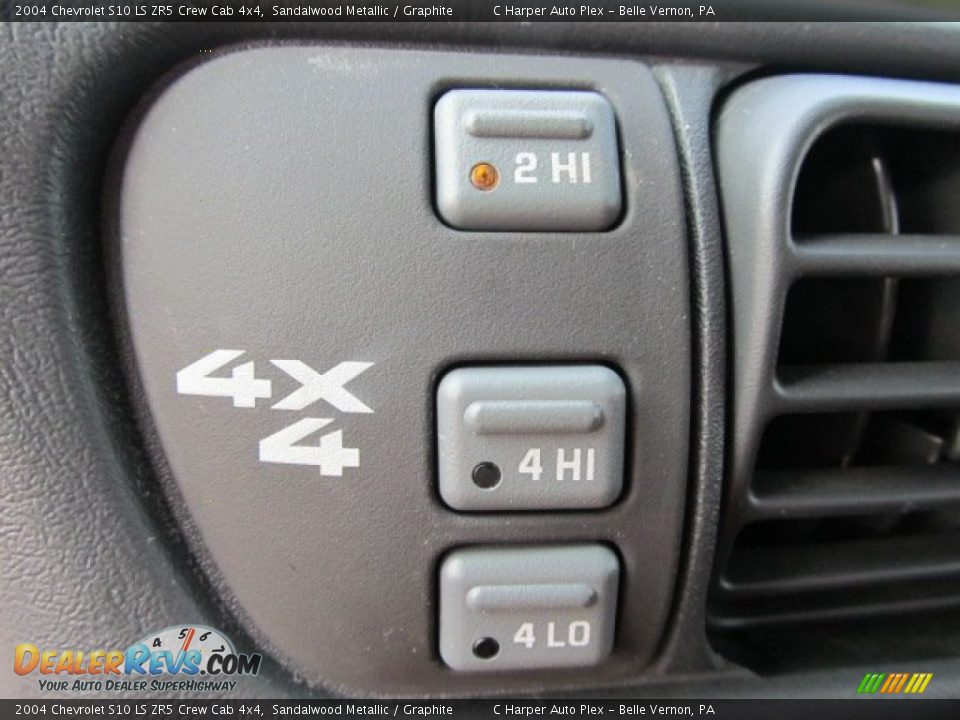 Controls of 2004 Chevrolet S10 LS ZR5 Crew Cab 4x4 Photo #16