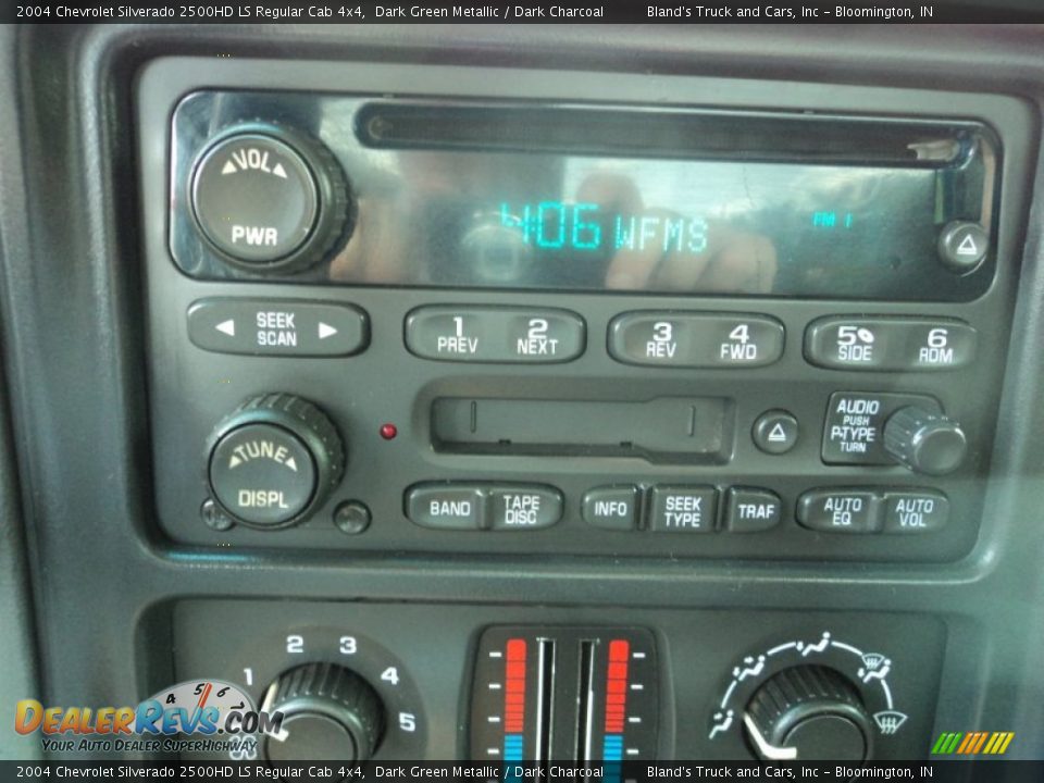 Controls of 2004 Chevrolet Silverado 2500HD LS Regular Cab 4x4 Photo #10