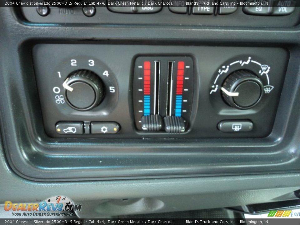 Controls of 2004 Chevrolet Silverado 2500HD LS Regular Cab 4x4 Photo #11