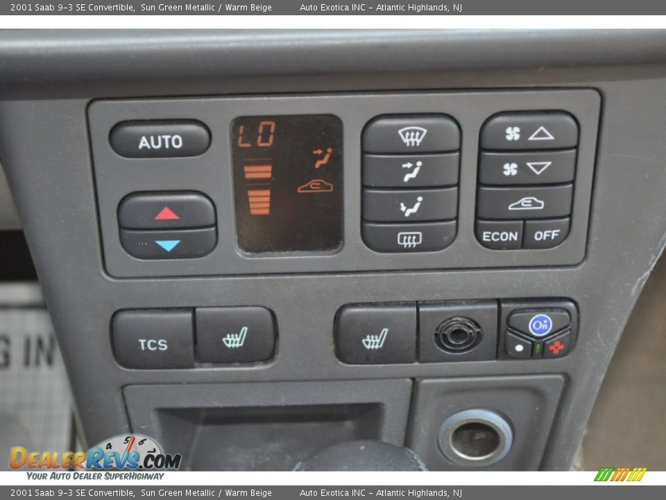 Controls of 2001 Saab 9-3 SE Convertible Photo #15