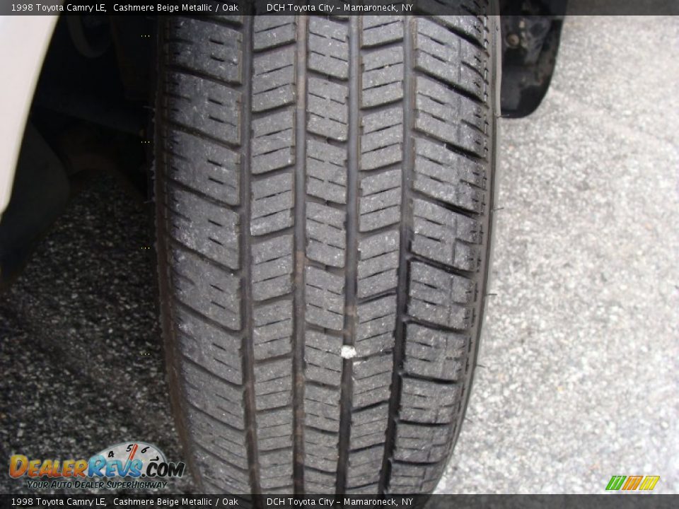 1998 Toyota Camry LE Cashmere Beige Metallic / Oak Photo #2
