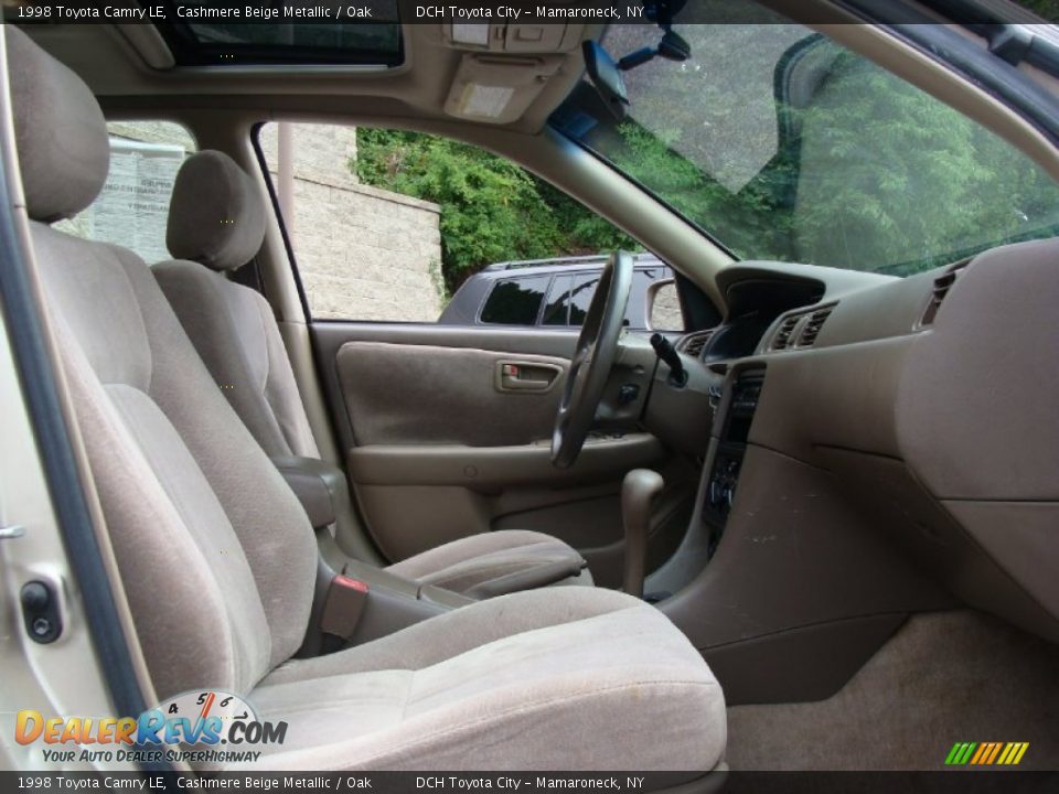 1998 Toyota Camry LE Cashmere Beige Metallic / Oak Photo #18