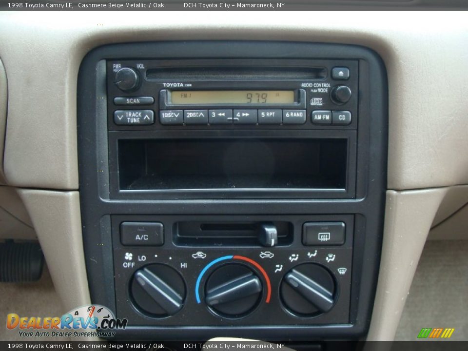 Controls of 1998 Toyota Camry LE Photo #26