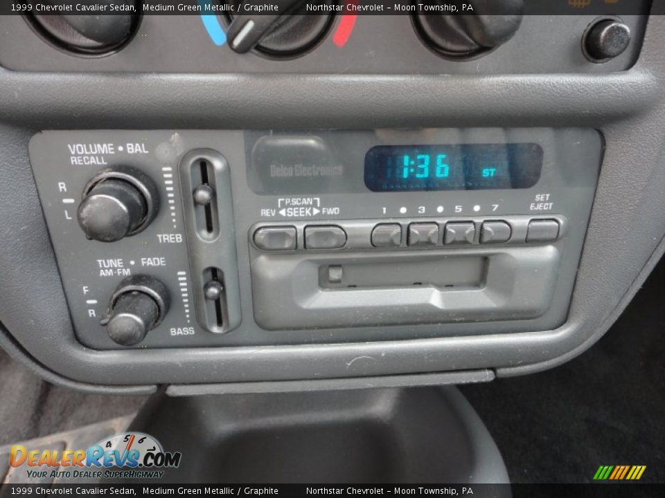 Controls of 1999 Chevrolet Cavalier Sedan Photo #13