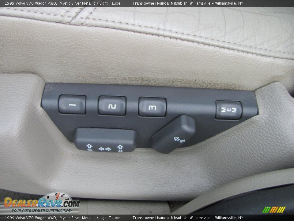 Controls of 1999 Volvo V70 Wagon AWD Photo #7
