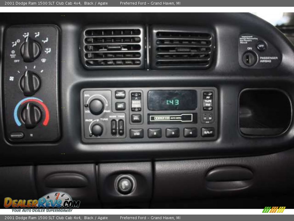 Controls of 2001 Dodge Ram 1500 SLT Club Cab 4x4 Photo #19