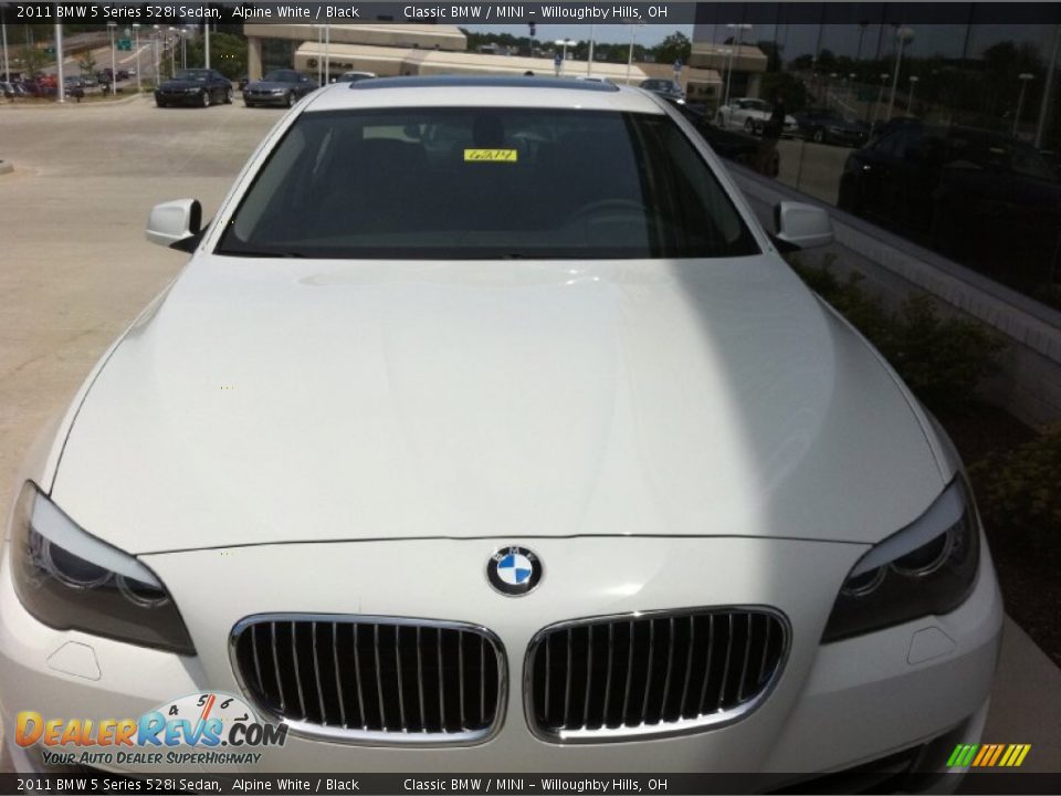 2011 BMW 5 Series 528i Sedan Alpine White / Black Photo #2