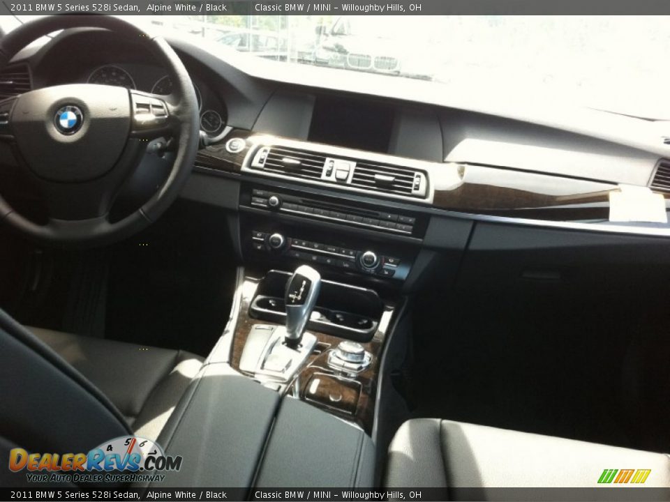 2011 BMW 5 Series 528i Sedan Alpine White / Black Photo #4