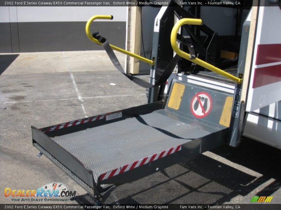 2002 Ford E Series Cutaway E450 Commercial Passenger Van Oxford White / Medium Graphite Photo #6