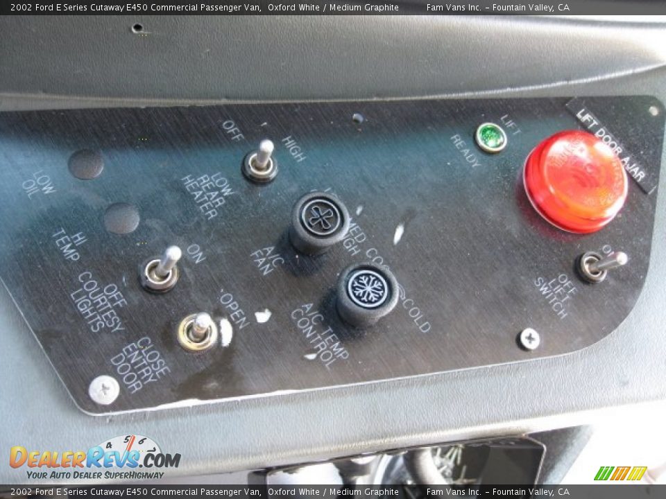 Controls of 2002 Ford E Series Cutaway E450 Commercial Passenger Van Photo #10