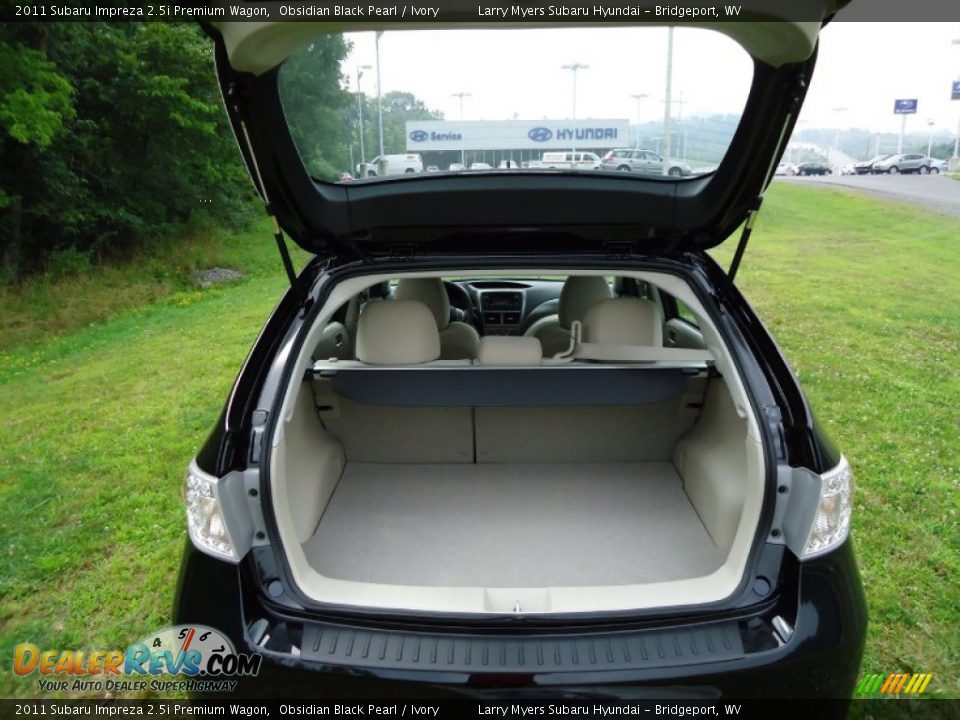 2011 Subaru Impreza 2.5i Premium Wagon Trunk Photo #9