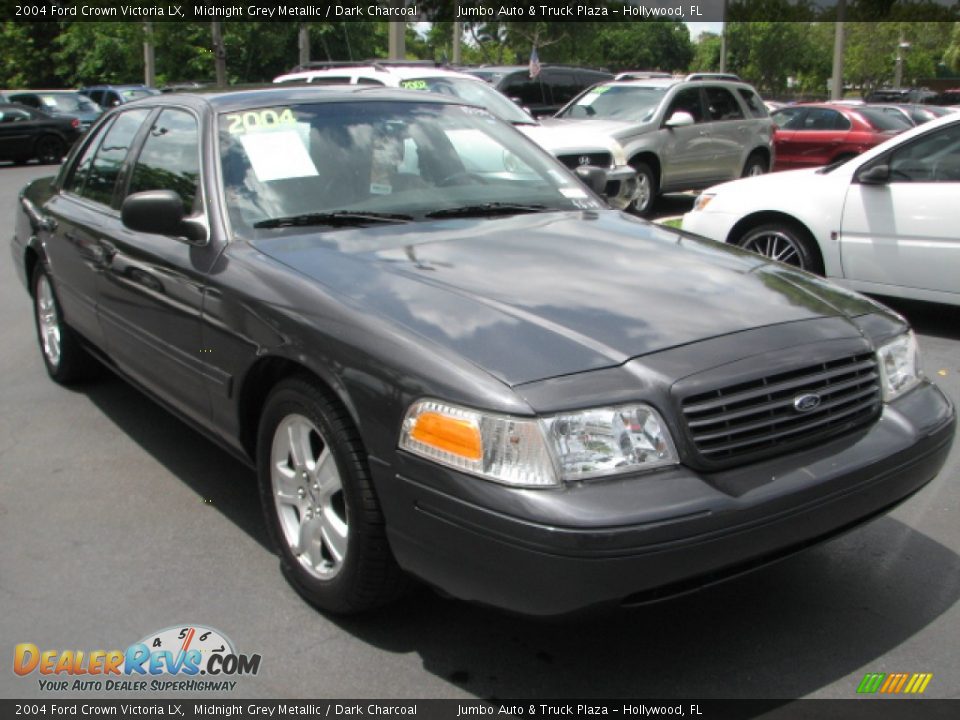 Front 3/4 View of 2004 Ford Crown Victoria LX Photo #1