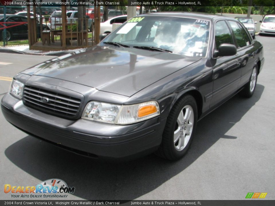 Front 3/4 View of 2004 Ford Crown Victoria LX Photo #5